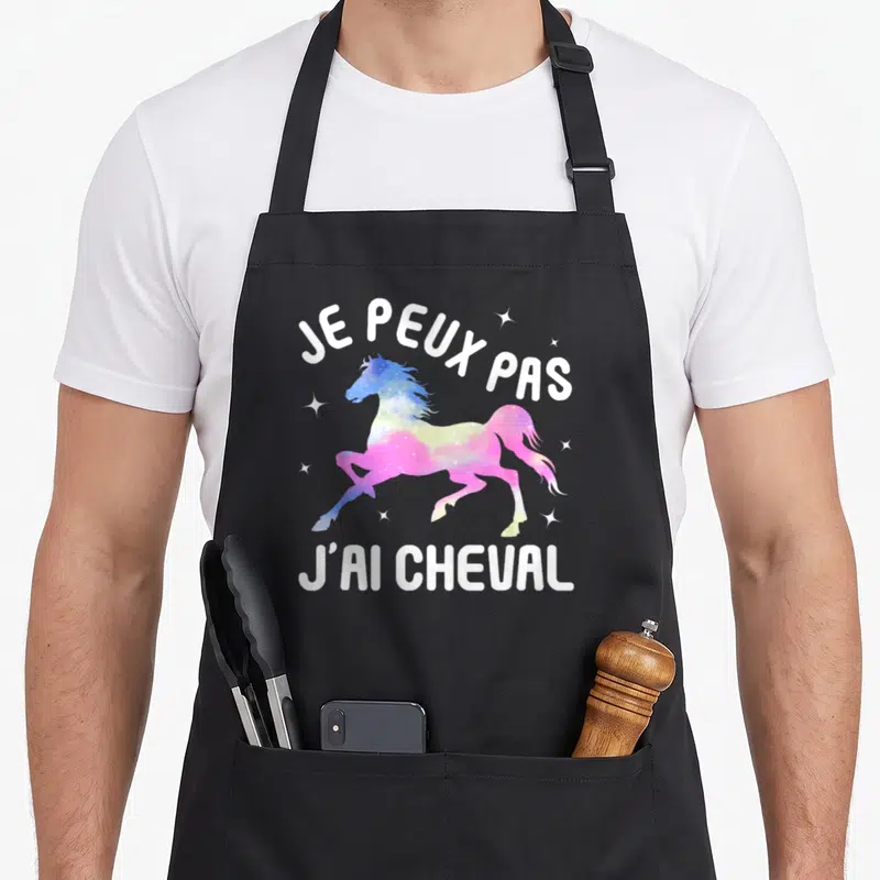 Tablier de cuisine noir avec un cheval multicolore en aquarelle et l'inscription je peux pas j'ai cheval entourée d'étoiles blanches.