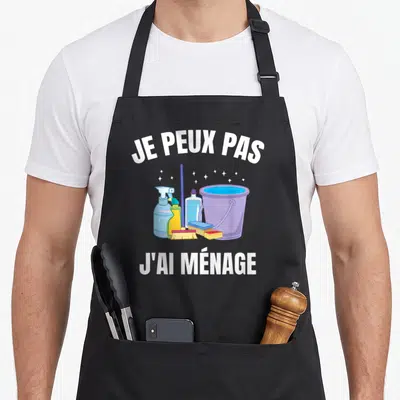 Tablier de cuisine noir avec illustration d'un seau, balai et produits nettoyants sous la phrase je peux pas j'ai ménage.