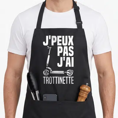 Tablier de cuisine noir avec inscription blanche J'peux pas j'ai trottinette et dessin de scooter freestyle.