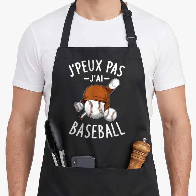 Tablier de cuisine noir avec illustration de casque orange, batte et balles de baseball au centre.