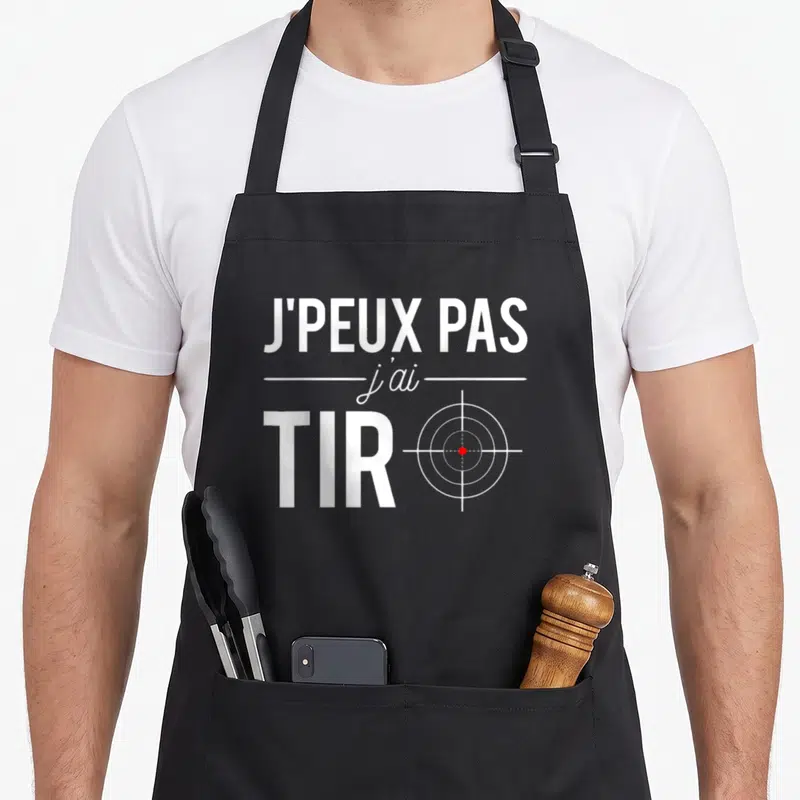 Tablier de cuisine noir avec inscription j'peux pas j'ai tir et motif de cible rouge et blanche.
