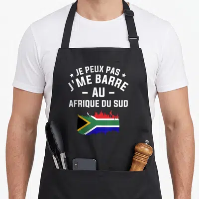 Tablier de cuisine noir avec inscription blanche et drapeau Afrique du Sud en bas.