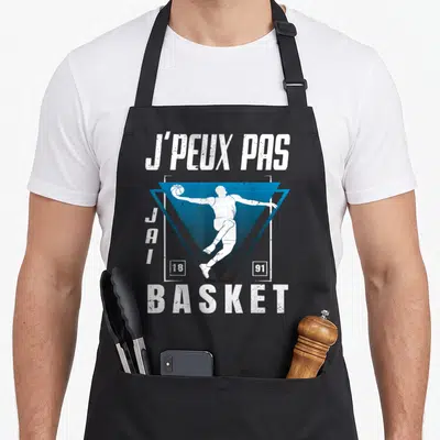 Tablier de cuisine noir avec illustration d'un joueur de basket blanc dans un triangle bleu et le texte j'ai basket 1891