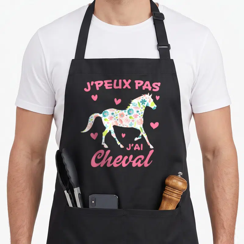 Tablier de cuisine noir avec silhouette de cheval aux motifs floraux et texte rose J'peux pas j'ai Cheval entouré de cœurs.