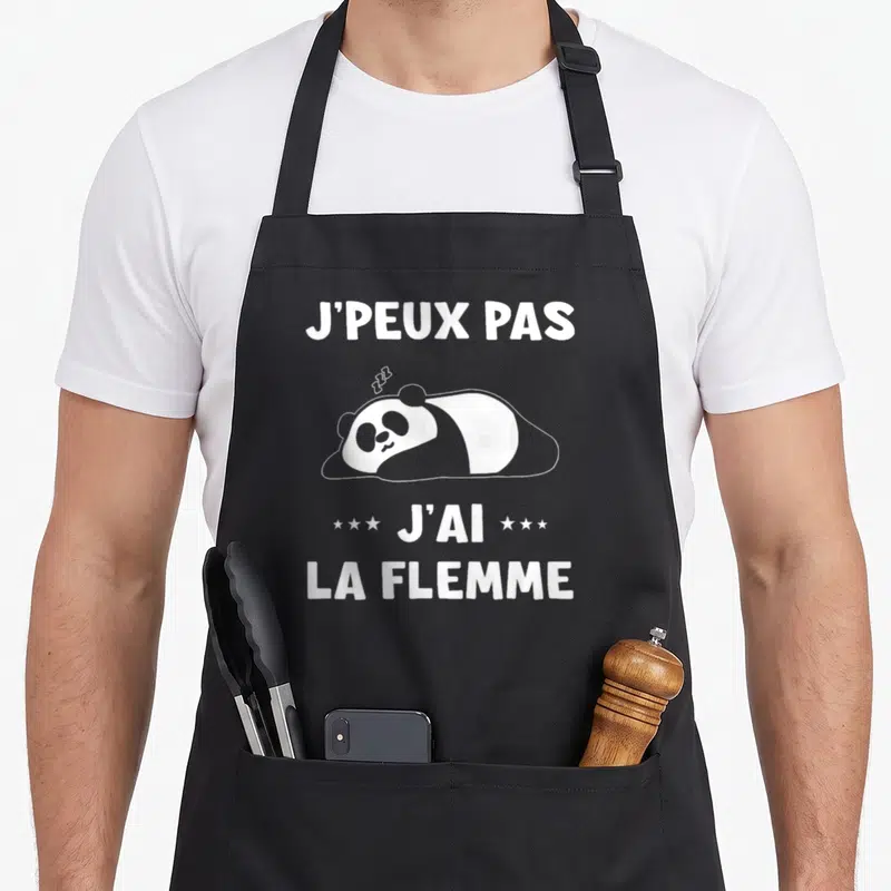 Tablier de cuisine noir avec un panda dormant blanc et le texte j'peux pas j'ai la flemme imprimé au centre.