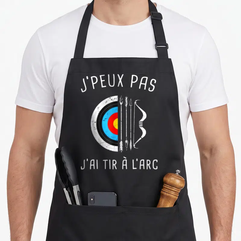 Tablier de cuisine noir avec une cible colorée, des flèches blanches et un arc stylisé au centre du dos.
