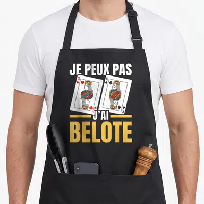 Tablier de cuisine noir avec reine de cœur, roi de trèfle et texte je peux pas j'ai belote.