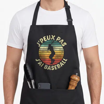 Tablier de cuisine noir avec motif circulaire retro couleur arc en ciel et silhouette de joueur de baseball au centre.