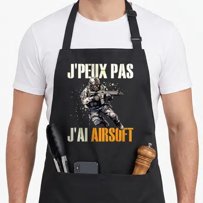 Tablier de cuisine noir avec un joueur d'airsoft en tenue tactique et le texte j'ai airsoft en orange.