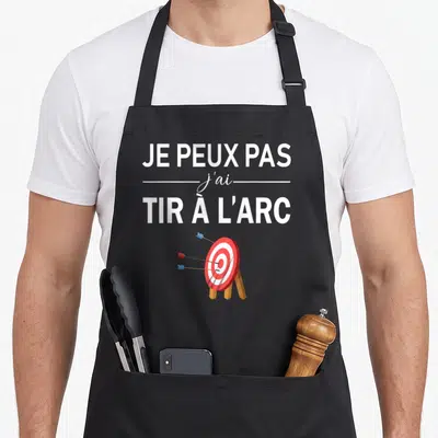Tablier de cuisine noir avec texte blanc et illustration de cible rouge et flèches colorées.