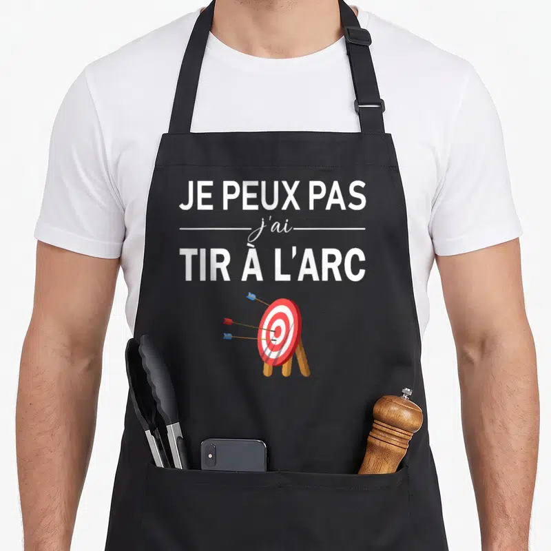 Tablier de cuisine noir avec texte blanc et illustration de cible rouge et flèches colorées.