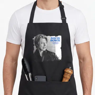 Tablier de cuisine noir avec portrait en noir et blanc de David Bowie et texte bleu I can't give everything away 2002-2016