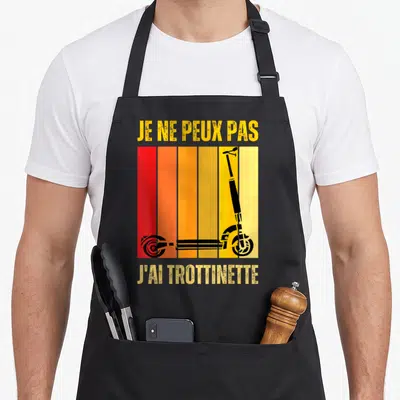 Tablier de cuisine noir avec illustration trottinette et texte je ne peux pas j'ai trottinette sur bandes colorées