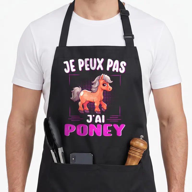 Tablier de cuisine noir avec un poney rose et le texte je peux pas j'ai poney imprimé en blanc et magenta.