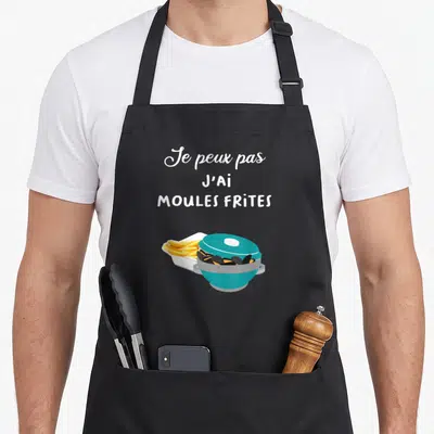 Tablier de cuisine noir avec l'inscription Je peux pas j'ai moules frites et une illustration de plat.