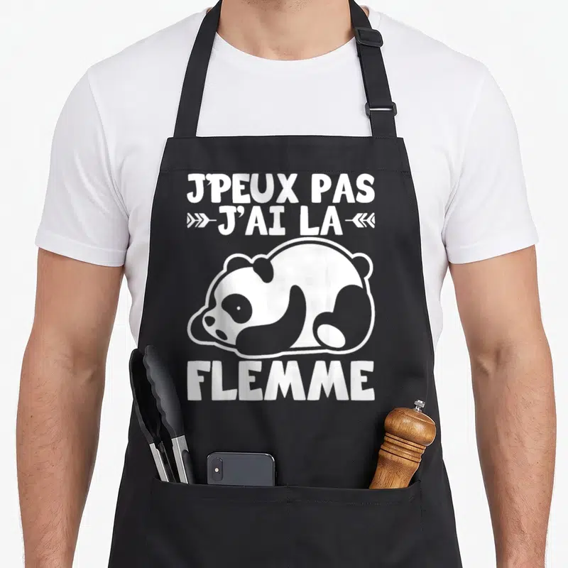 Tablier de cuisine noir avec un panda dessiné en blanc et le texte JPEUX PAS JAI LA FLEMME imprimé au centre.