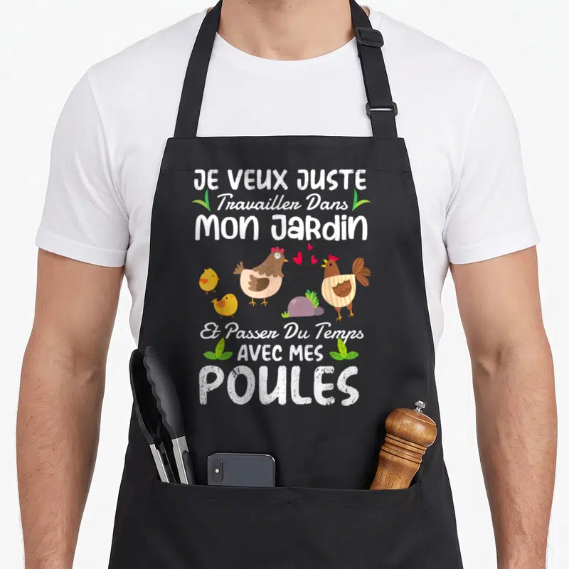 Tablier de cuisine noir avec inscription Je veux juste travailler dans mon jardin et passer du temps avec mes poules illustrée de volailles.