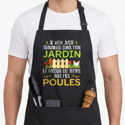 Tablier de cuisine noir avec inscription Je veux travailler dans mon jardin et passer du temps avec mes poules illustrée d'un coq et d'une clôture.