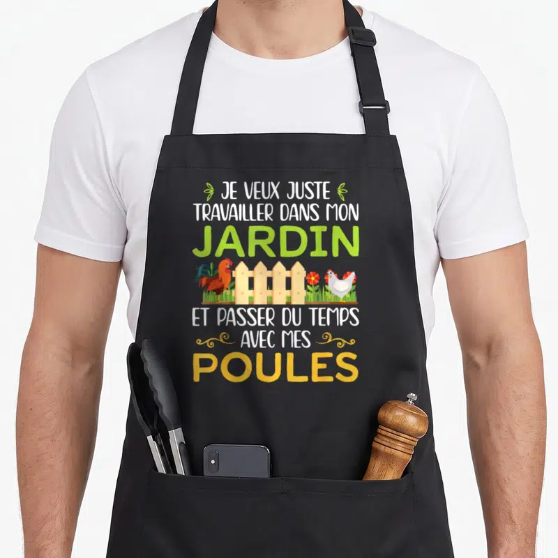 Tablier de cuisine noir avec inscription Je veux travailler dans mon jardin et passer du temps avec mes poules illustrée d'un coq et d'une clôture.