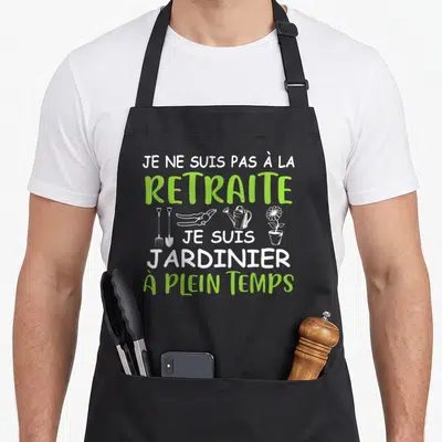 Tablier de cuisine noir avec inscription Je ne suis pas à la retraite je suis jardinier à plein temps et outils de jardinage.