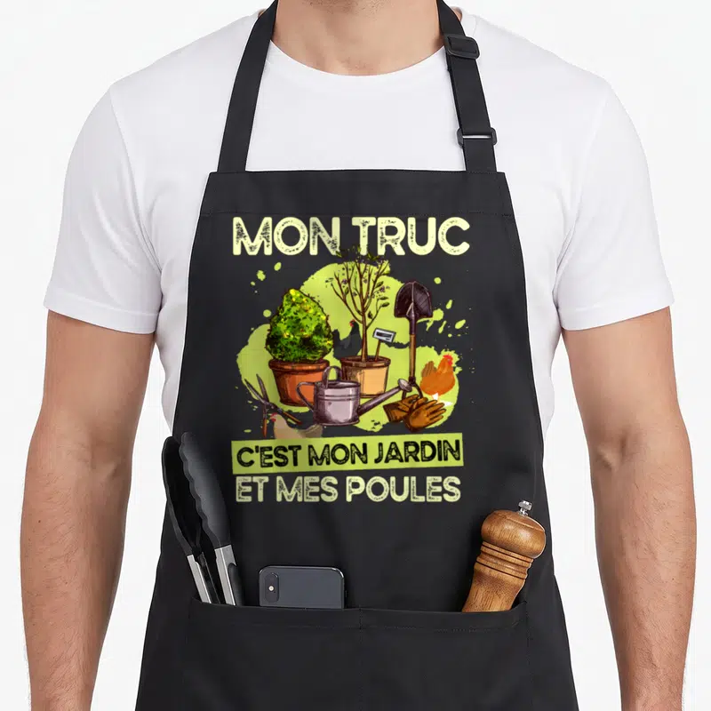 Tablier de cuisine noir avec illustration de jardinier, poules, bêche, arrosoir et gants de travail sur fond vert clair.