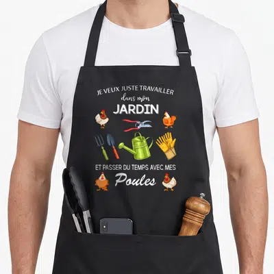 Tablier de cuisine noir avec des outils de jardinage, une arrosoir vert, des gants et quatre poules colorées disposés autour du texte imprimé.