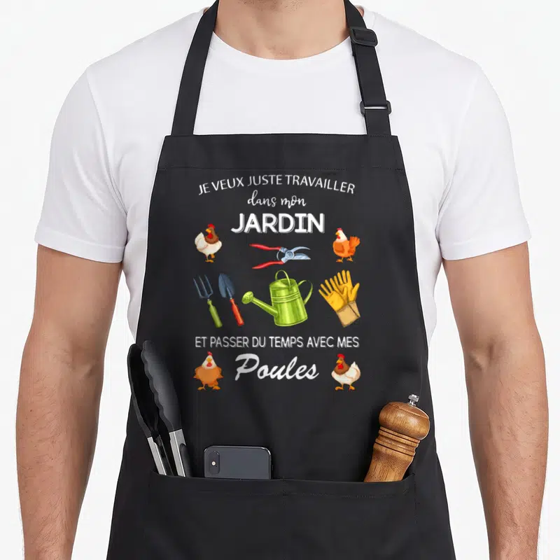 Tablier de cuisine noir avec des outils de jardinage, une arrosoir vert, des gants et quatre poules colorées disposés autour du texte imprimé.