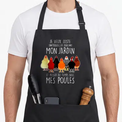 Tablier de cuisine noir avec six poules colorées alignées sous le texte Je veux juste travailler dans mon jardin et mes poules.