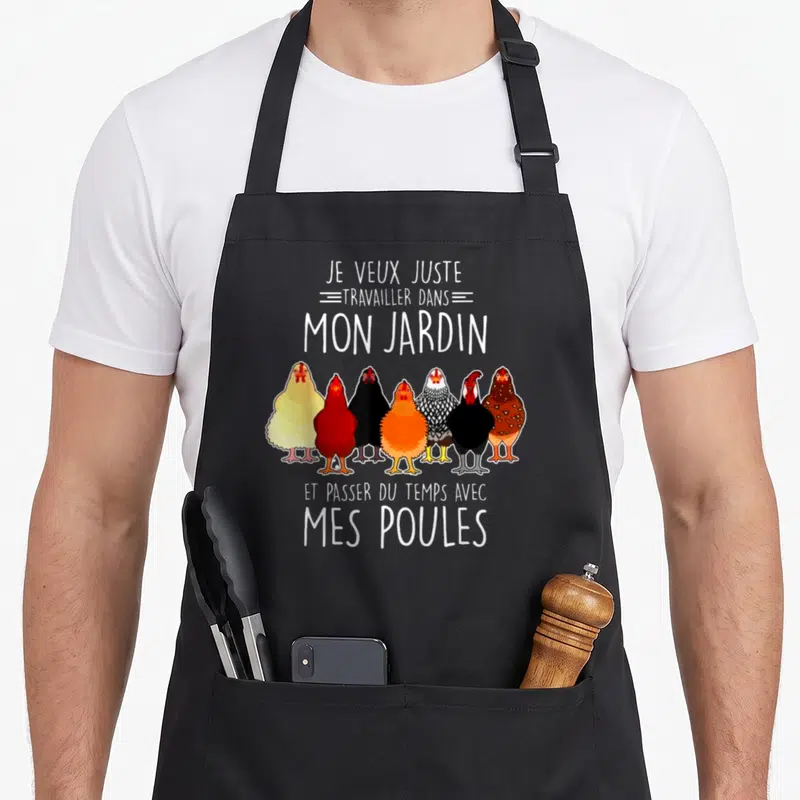 Tablier de cuisine noir avec six poules colorées alignées sous le texte Je veux juste travailler dans mon jardin et mes poules.