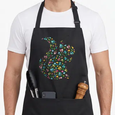 Tablier de cuisine noir avec silhouette d'écureuil composée de petites fleurs multicolores et de feuilles vertes sur fond uni.