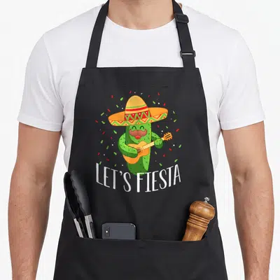 Tablier de cuisine noir avec illustration d'un cactus jouant de la guitare sous un large chapeau coloré.