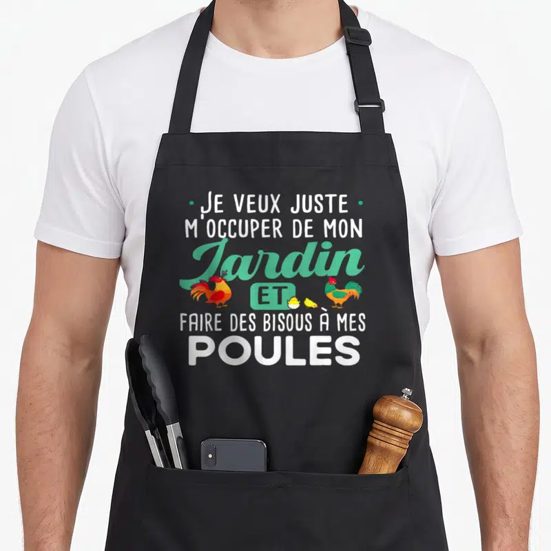Tablier de cuisine noir avec l'inscription Je veux juste m'occuper de mon jardin et faire des bisous à mes poules entourée de coqs et d'un poussin.
