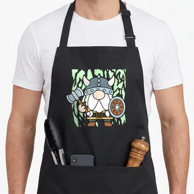 Tablier de cuisine noir avec illustration d'un nain viking à barbe blanche, casque à cornes, hache et bouclier.