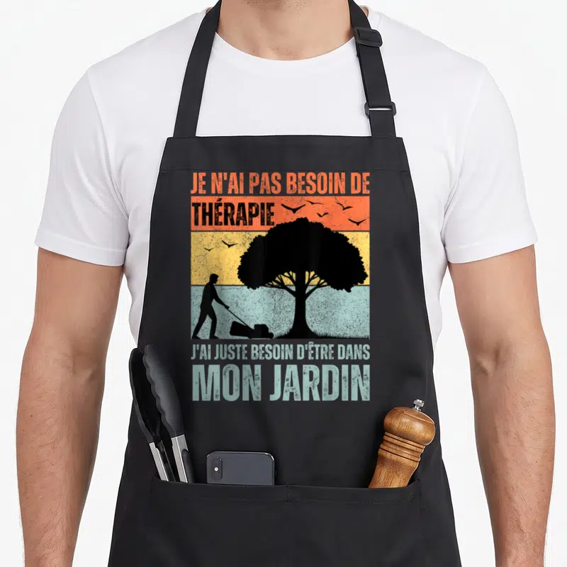 Tablier de cuisine noir avec silhouette tondeuse arbre et texte Je n'ai pas besoin de thérapie mon jardin en couleurs pastel.