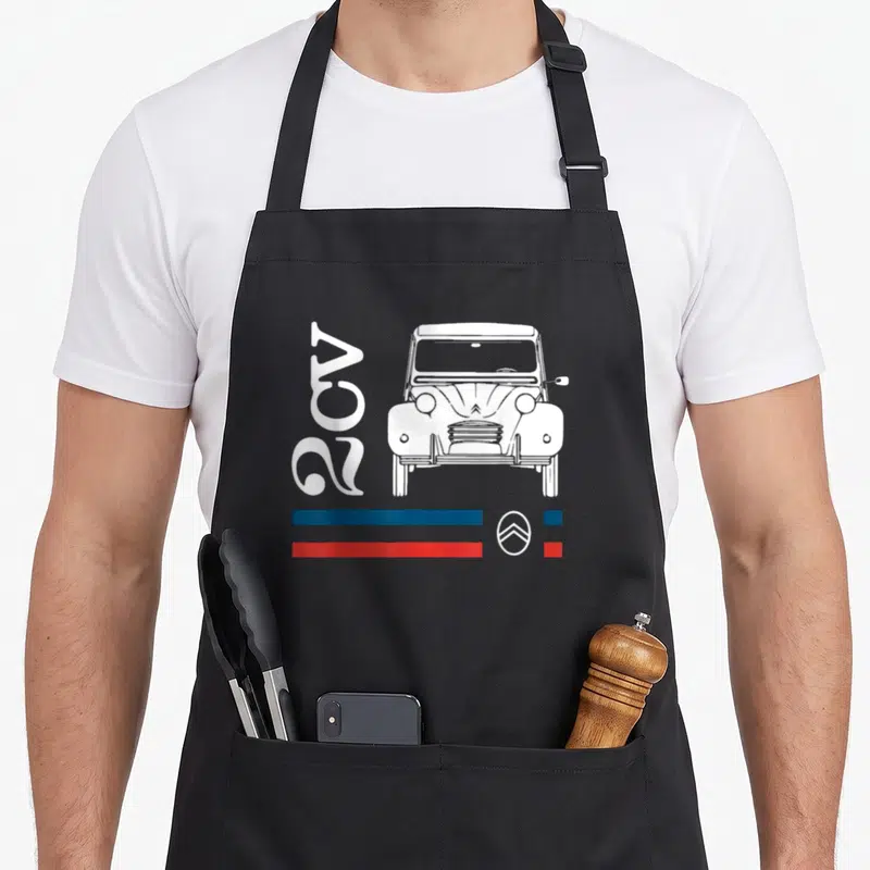 Tablier de cuisine noir avec illustration frontale d'une 2CV et bandes bleue rouge blanche stylisées racing.