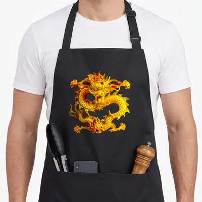 Tablier de cuisine noir avec un dragon chinois doré aux écailles détaillées et une silhouette intrépide au centre.