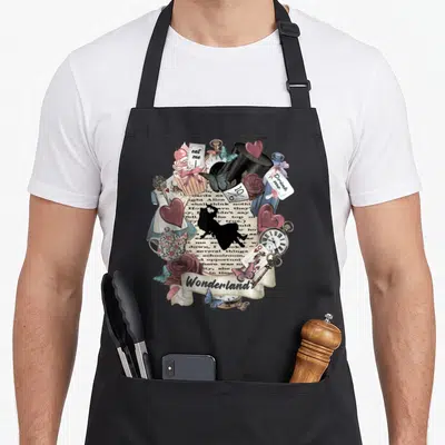 Tablier de cuisine noir avec collage Wonderland Elements, lapin noir, thé, horloges et papillons colorés.