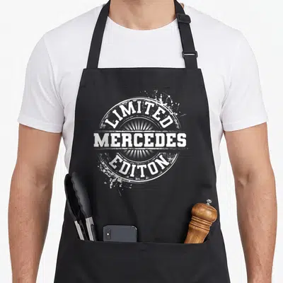 Tablier de cuisine noir avec logo circulaire blanc Limited Edition Mercedes style stampé et éclaboussures.