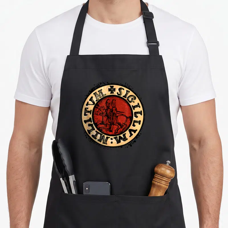Tablier de cuisine noir avec un sceau circulaire rouge et beige représentant deux chevaliers et une inscription latine.