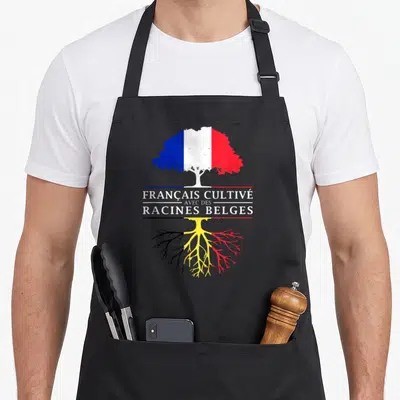 Tablier de cuisine noir avec un arbre aux couleurs du drapeau français et des racines aux couleurs du drapeau belge.