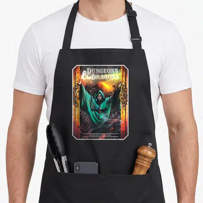 Tablier de cuisine noir avec illustration d'un magicien en capuche verte ouvrant des portes dorées sur fond de fumée et de lumière orange.