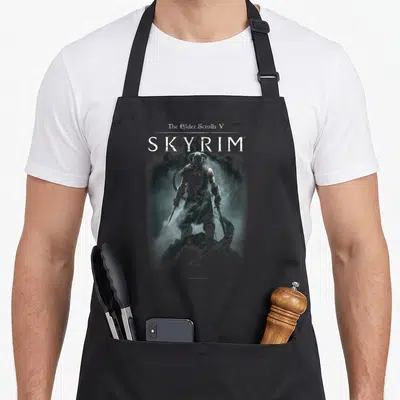 Tablier de cuisine noir avec silhouette d'un guerrier armé de deux épées sous un effet de fumée bleutée.