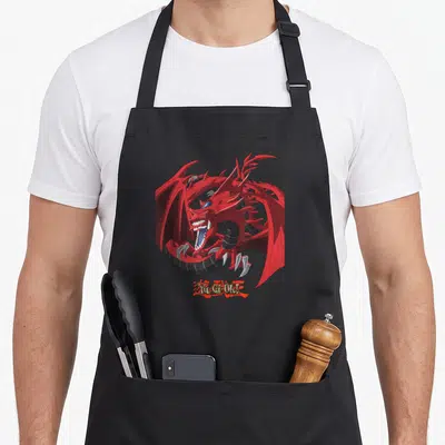 Tablier de cuisine noir avec un grand dragon rouge Slifer Sky Dragon et le logo Yu-Gi-Oh. en dessous.