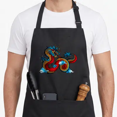 Tablier de cuisine noir avec un dragon chinois rouge et bleu entouré de nuages stylisés.