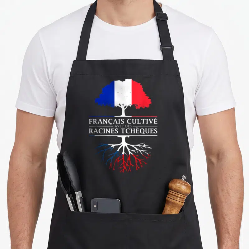 Tablier de cuisine noir avec un arbre aux couleurs du drapeau français et le texte Français cultivé avec des racines tchèques imprimé en blanc.