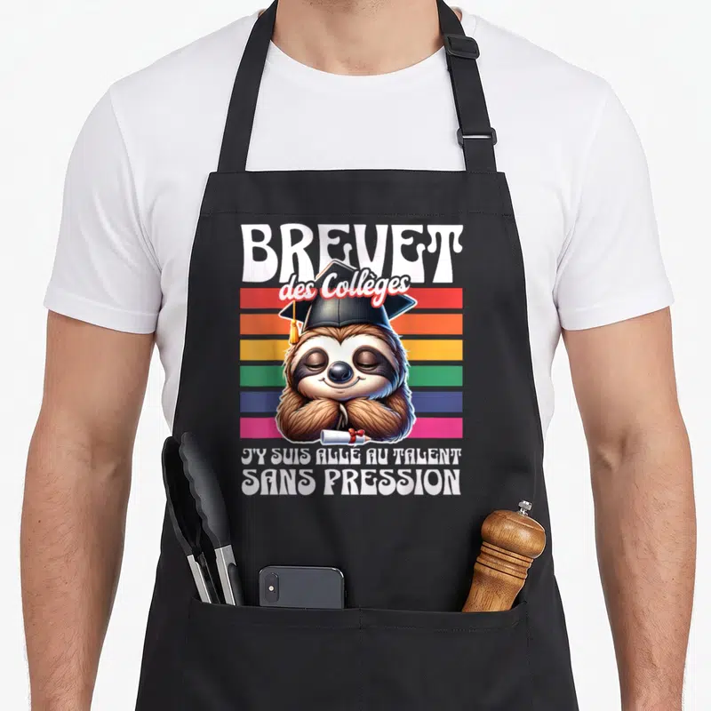 Tablier de cuisine noir avec un fourreau souriant coiffé d'une toque et tenant un diplôme sur fond de bandes colorées.