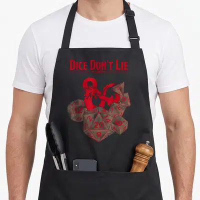 Tablier de cuisine noir avec texte Dice Don't Lie, logo de dragon et dés polyédriques rouges sur fond beige vieilli.