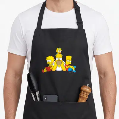 Tablier de cuisine noir avec Homer, Bart, Lisa et Maggie assis ensemble en dessin animé jaune vif.