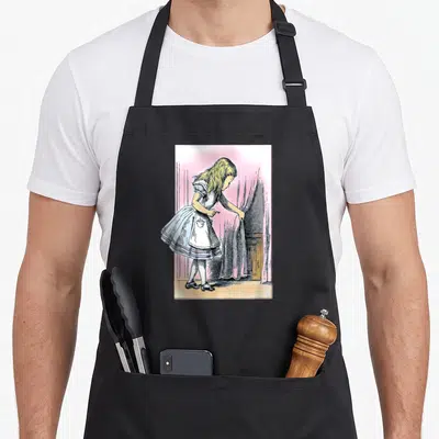 Tablier de cuisine noir avec illustration d'Alice tirant un rideau rose vers une porte secrète.
