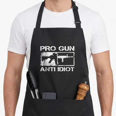 Tablier de cuisine noir avec inscription Pro Gun Anti Idiot et silhouette d'AR15 en blanc style pochoir.